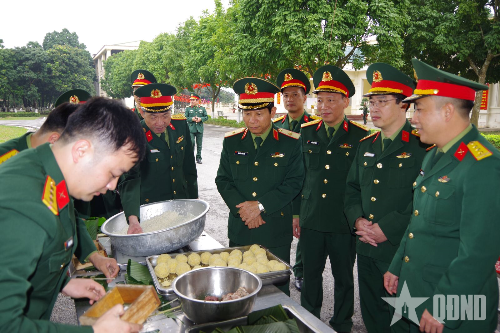 Rộn ràng hội thi gói bánh chưng ở Trung đoàn 692